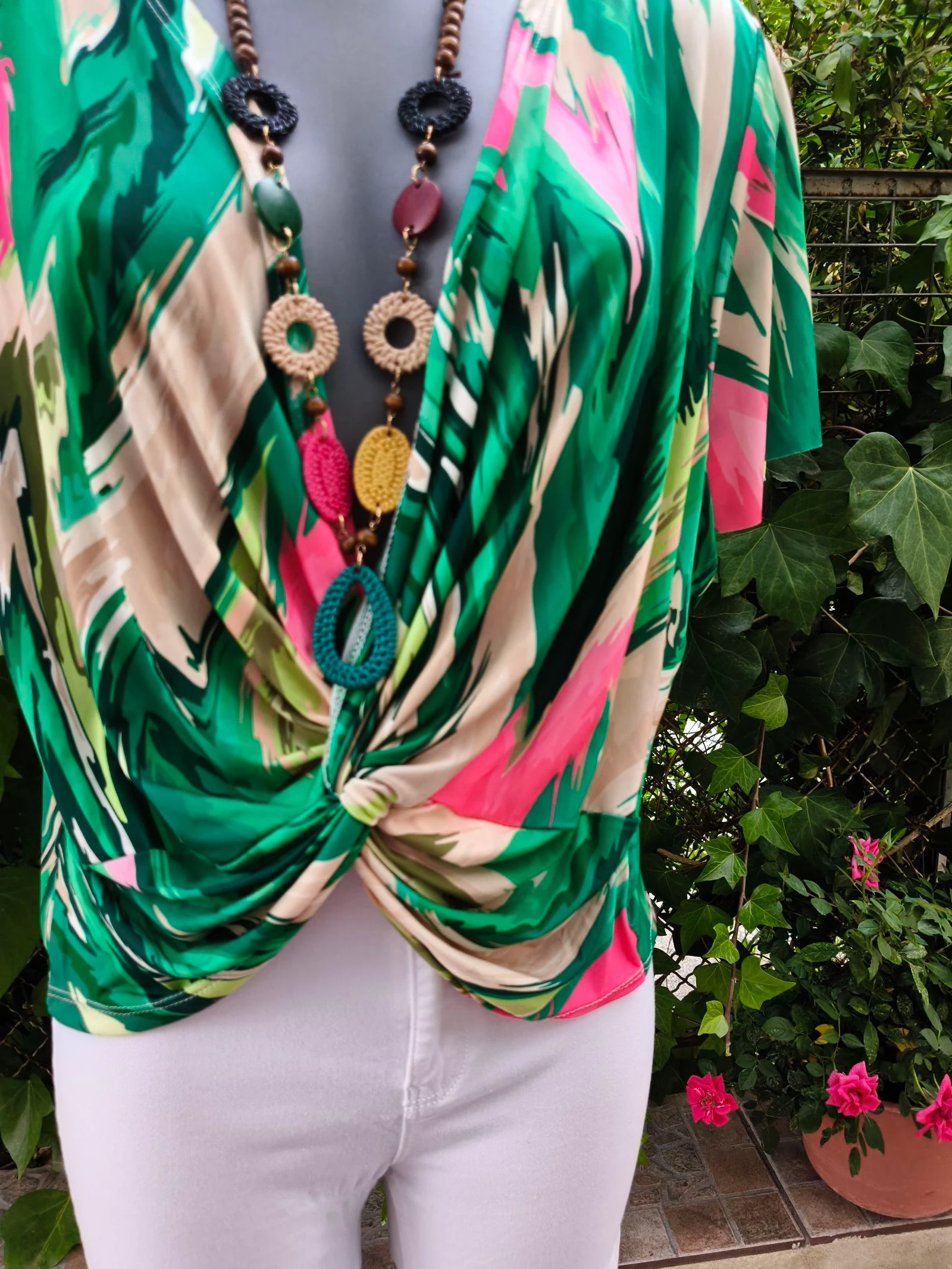 Gefluide bedrukte blouse met knoop aan de voorkant – photo 5